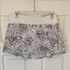 Lululemon Gray and White Floral Skirt Size 6